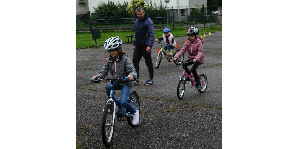 Les écoliers apprennent à rouler à vélo